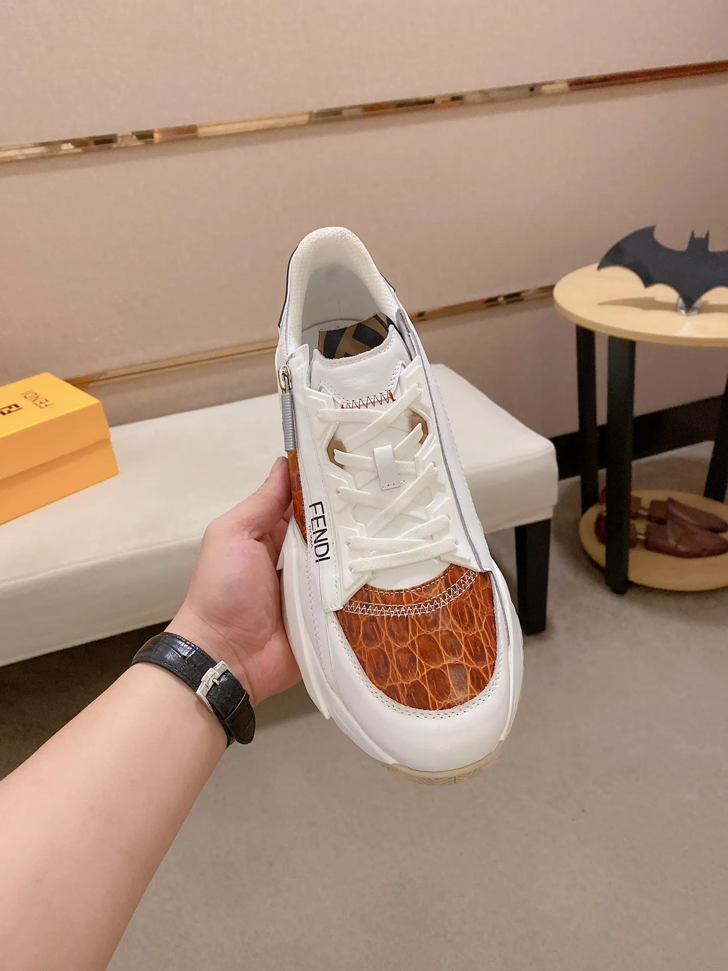 Men's shoes💰: 540💰(Higher version) [Fendi] Fendi's latest casual shoes for men! Available at counters simultaneously! A one-to-one replica of the original. The surface is made entirely of imported first-layer calfskin with crocodile pattern, the interior is made of first-layer water-dyed cowhide, and the original factory-supplied rubber outsole. Leading new fashion concepts. Matching code: 38-44 (45 can be customized)
